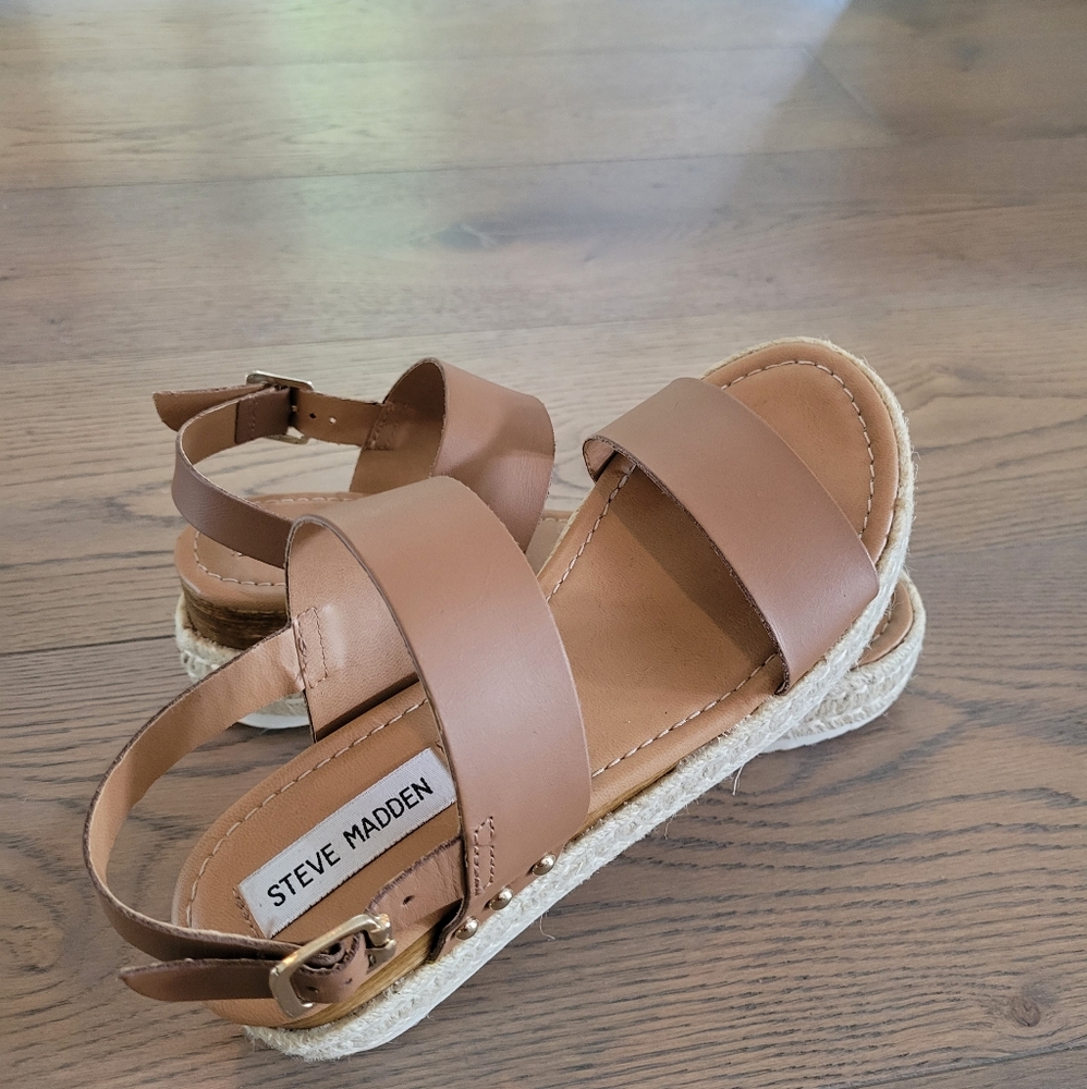NWOT Steve Madden Tan Strappy Sandals